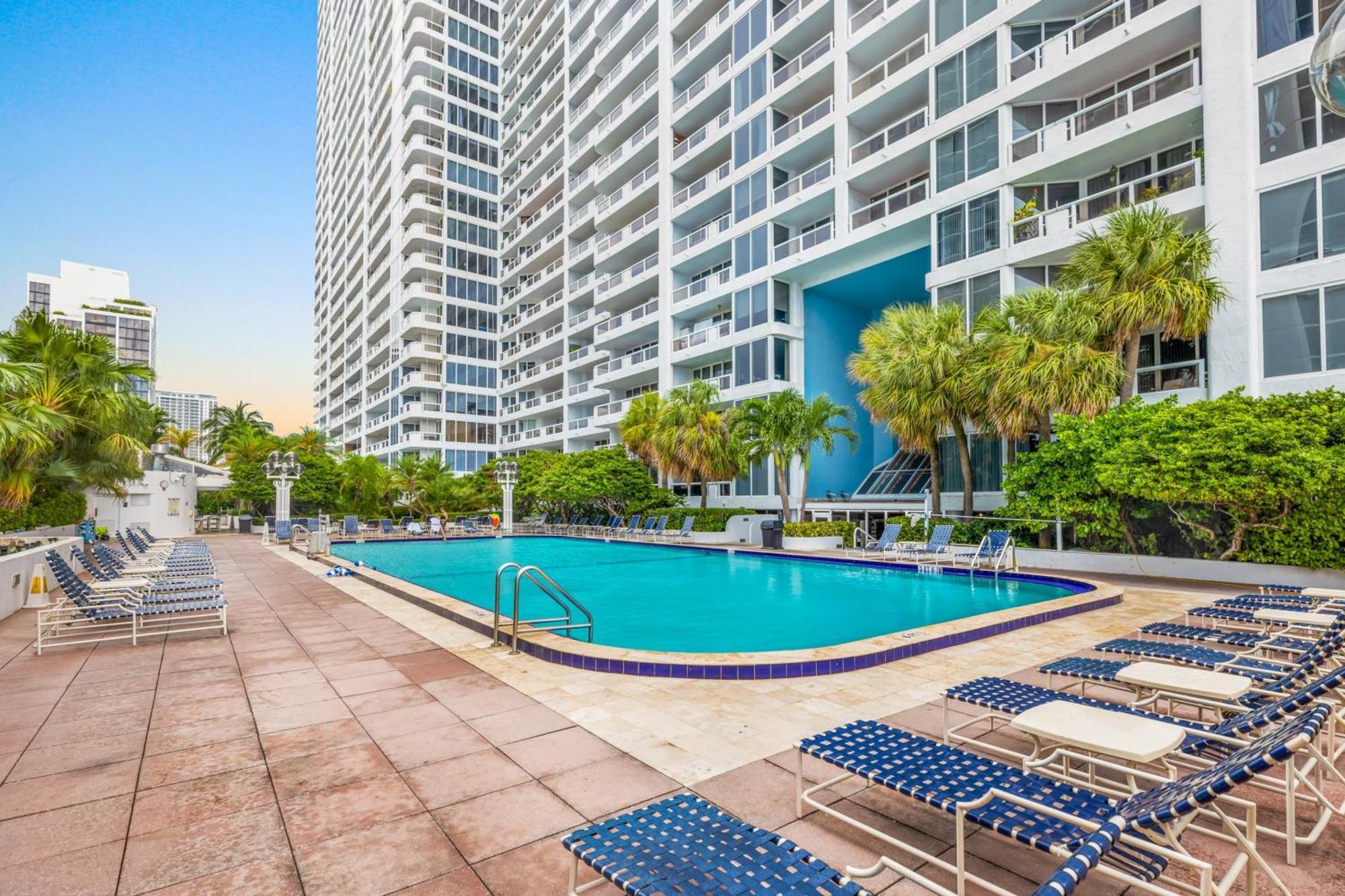 High Rise Comfort With Balcony Doral Bagian luar foto